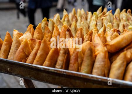 Briwat fromage et légumes, marché souk, Tanger, Maroc, Afrique du Nord. Banque D'Images