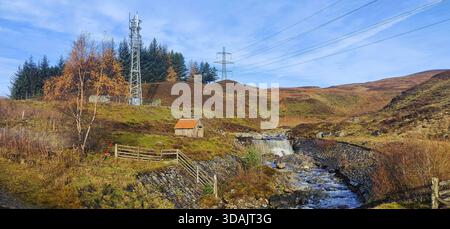 Une touche automnale dans les Highlands écossais avec de belles couleurs, avec des montagnes, une vallée et des arbres dans la scène Banque D'Images