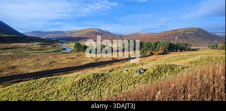 Une touche automnale dans les Highlands écossais avec de belles couleurs, avec des montagnes, une vallée et des arbres dans la scène Banque D'Images