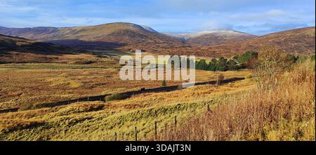 Une touche automnale dans les Highlands écossais avec de belles couleurs, avec des montagnes, une vallée et des arbres dans la scène Banque D'Images
