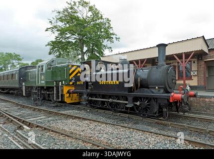 D9504, une locomotive diesel de classe 14 et une locomotive à vapeur 2678, double direction d'un train à la gare de Tenterden Town Station sur le Kent & East Sussex Railway Banque D'Images