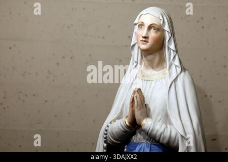 Église catholique. La Vierge Marie prie. Statue. Annecy. France. Banque D'Images