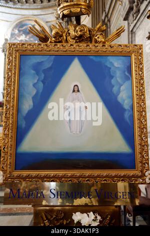 La peinture intitulée ÒMar’a Siempre VirgenÓ montre Madonna rayonnante dans un triangle lumineux, un cadre doré orné. Banque D'Images