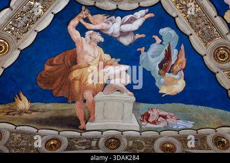 Musées du Vatican. Abraham lève le couteau alors que l'ange intervient, panneau dramatique sur le plafond voûté de la salle Heliodorus par Raphaël. Banque D'Images
