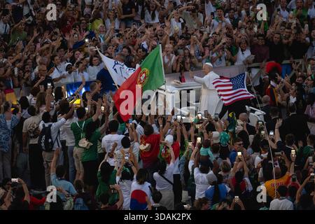 Le Pape Léon XIV salue les fidèles en la place Pierre à l'issue d'une messe de bienvenue pour le Jubilé des jeunes au Vatican, le mardi 29 juillet 2025. Banque D'Images