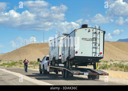 Moab, Utah, États-Unis - 26 mai 2025 : des remorques de camping transportées sur une remorque arrêtée sur le bord de la route sur une autoroute près de Moab Banque D'Images