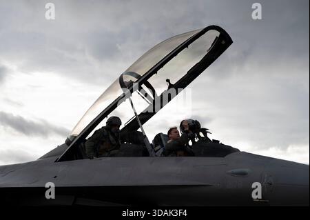 Col. beau Diers, commandant de la 31st Fighter Wing, et Col. Giuseppe Gatto, commandant de la base aérienne italienne, rentrent d'un F-16 familiarisation Banque D'Images
