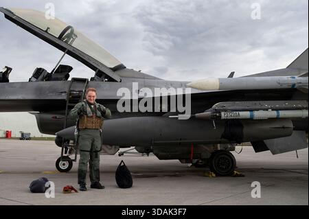 Le colonel Giuseppe Gatto, commandant de la base aérienne italienne, pose pour une photo après un vol de familiarisation avec le F-16 à Aviano AB, Italie, le 2 décembre 2025. L'avion Banque D'Images