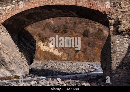 Vieux pont d'Ulu du 19ème siècle à Gakh. Azerbaïdjan. Banque D'Images