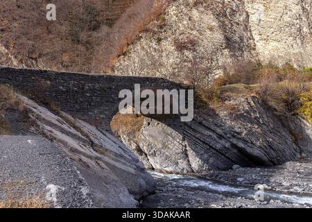 Vieux pont d'Ulu du 19ème siècle à Gakh. Azerbaïdjan. Banque D'Images