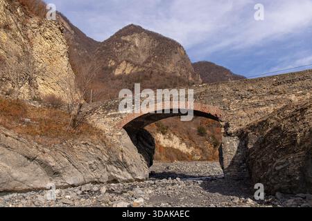 Vieux pont d'Ulu du 19ème siècle à Gakh. Azerbaïdjan. Banque D'Images