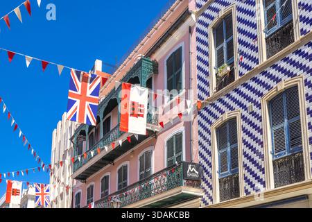 Gibraltar, Royaume-Uni - 10 septembre 2024 : célébration de la Journée nationale de Gibraltar. Des drapeaux festifs ornent les bâtiments colorés par une journée ensoleillée. Un s dynamique Banque D'Images