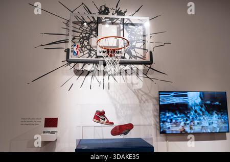 Michael Jordan Stefanel Trieste 1985 by Nike Game Wear & Sneakers « Shattered Backboard » à double signature exposées chez Sotheby's à New York, NY, le 8 décembre 2025. (Photo de Lev Radin/Pacific Press) Banque D'Images