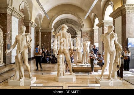 Musée du Louvre avec visiteurs, Paris, France Banque D'Images
