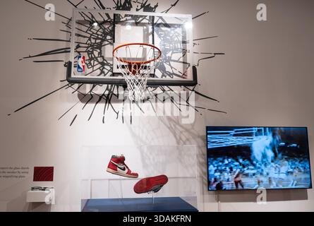 8 décembre 2025, New York, New York, États-Unis : Michael Jordan Stefanel Trieste 1985 par Nike Game porté et des baskets « Shattered Backboard » à double signature exposées chez Sotheby's à New York, NY le 8 décembre 2025. (Crédit image : © Lev Radin/Pacific Press via ZUMA Press Wire) USAGE ÉDITORIAL SEULEMENT ! Non destiné à UN USAGE commercial ! Banque D'Images
