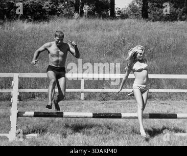 L'acteur américain Burt Lancaster et l'actrice Janet Landgard dans le film The Swimmer, USA 1968 Banque D'Images