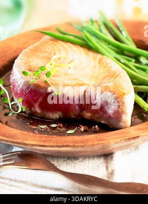 steak de thon rouge et haricots verts Banque D'Images