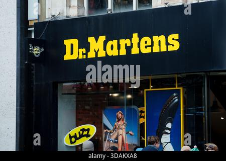 LONDRES, ROYAUME-UNI. 16 février 2025. Logo de Dr Martens sur la boutique. Dr Martens, également connu sous le nom de Doc Martens, Docs, ou DMsn est une chaussure et un vêtement britannique b Banque D'Images