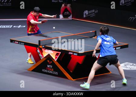 Hong Kong, Chine. 11 décembre 2025. Sun Yingsha (l) concourt lors de la ronde de 16 matchs entre Sun Yingsha de Chine et Wang Yidi de Chine lors des finales WTT Hong Kong 2025 à Hong Kong, Chine du Sud, 11 décembre 2025. Crédit : Zhu Wei/Xinhua/Alamy Live News Banque D'Images