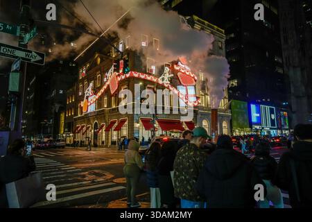 Le Cartier Mansion sur la Cinquième Avenue à Midtown Manhattan est décoré pour Noël, à New York le mercredi 26 novembre 2025. (© Richard B. Levine) Banque D'Images