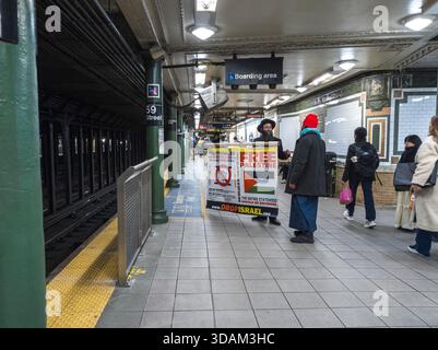 Membre juif orthodoxe de l'antisioniste Neturei Karta dans le métro de New York le mercredi 3 décembre 2025. (© Richard B. Levine) Banque D'Images