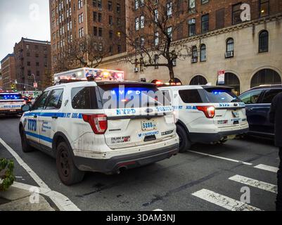 Des véhicules du NYPD et une ambulance réagissent à un incident dans le quartier de Chelsea à New York le mercredi 10 décembre 2025 (© Richard B. Levine. Banque D'Images