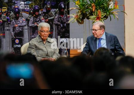 Oslo, Norvège. 11 décembre 2025. Oslo 20251211. Ellen Johnson Sirleaf et Edmundo González lors du Forum de la paix du Prix Nobel de la paix à l'Auditorium de l'Université dans le cadre de l'attribution du Prix Nobel de la paix à Maria Corina Machado photo : Cornelius Poppe/NTB ce texte est traduit automatiquement crédit : NTB/Alamy Live News Banque D'Images