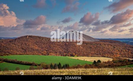 Une vue sur le Moltkewarte, une tour de guet près de Sangerhausen, en automne. Banque D'Images