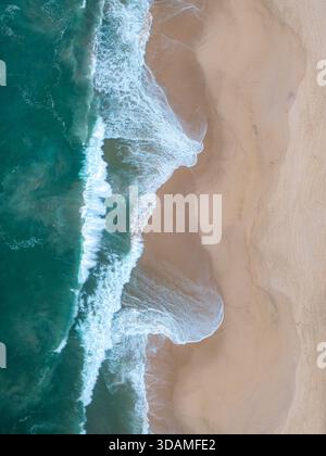 Vue aérienne du rivage où les eaux turquoises rencontrent la plage de sable, créant un contraste saisissant de couleurs et de textures, la Paz, basse Californie Banque D'Images