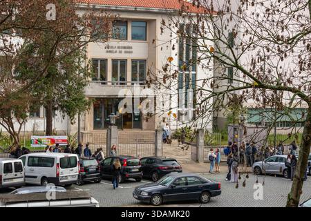 Porto, Portugal. 11 décembre 2025. Vue générale de l'Escola Secundária Aurélia de Sousa à Porto alors que les étudiants et le personnel se rassemblent à l'extérieur pendant la grève générale nationale. L’impact de la grève générale nationale appelée par l’UGT et la CGTP. Dès les premières heures du matin, la vie quotidienne a été perturbée : les écoles ont été fermées, les services de métro et de bus ont été interrompus et les hôpitaux ont fonctionné avec un personnel réduit. La grève a remodelé le rythme de la ville, laissant les salles de classe vides, les gares de transport encombrées de retards et les services médicaux sous pression. Crédit : SOPA images Limited/Alamy Live News Banque D'Images