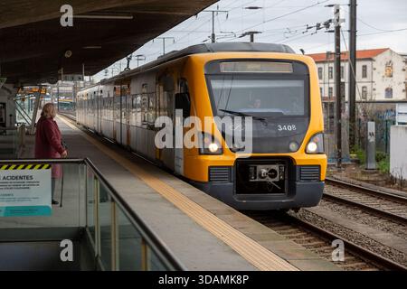 Porto, Portugal. 11 décembre 2025. Un train arrive à la gare de Campanhã à Porto, alors qu’un banlieue attend sur le quai pendant la grève générale nationale. L’impact de la grève générale nationale appelée par l’UGT et la CGTP. Dès les premières heures du matin, la vie quotidienne a été perturbée : les écoles ont été fermées, les services de métro et de bus ont été interrompus et les hôpitaux ont fonctionné avec un personnel réduit. La grève a remodelé le rythme de la ville, laissant les salles de classe vides, les gares de transport encombrées de retards et les services médicaux sous pression. Crédit : SOPA images Limited/Alamy Live News Banque D'Images