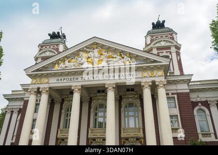 Sofia, Bulgarie - 06 mai 2017 : vue sur le grand Théâtre national Ivan Vazov, ses colonnes de crème s'élevant majestueusement sur fond de décorations Banque D'Images