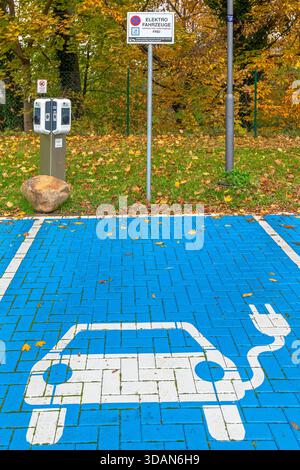 Aire de stationnement avec borne de recharge publique vide / point de chargement de KEBA, réseau de chargeurs pour véhicules électriques / voitures en basse-Saxe, Allemagne Banque D'Images