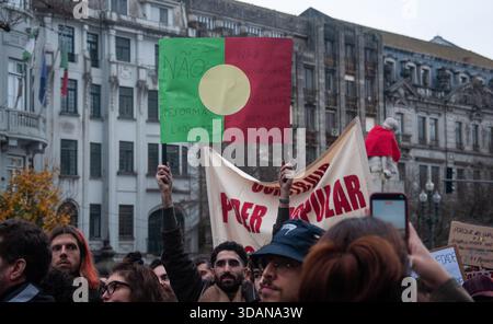 Porto, Portugal. 11 décembre 2025. Pendant la grève générale appelée par les syndicats portugais, les travailleurs se rassemblent dans la ville de Porto pour protester contre la réforme du travail proposée par le gouvernement du premier ministre Luís Monténégro. Crédit : Daniela Maria/FotoArena/Alamy Live News Banque D'Images