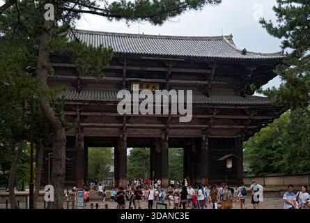 Les visiteurs d'été passant par la grande porte sud de Namdaimon (南大門) au temple Todaiji (東大寺), le grand temple oriental, dans le parc de Nara, Nara, au Japon. Banque D'Images