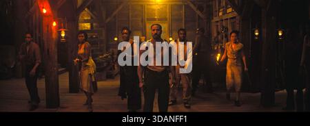 Sinners est un film de vampire américain produit, écrit et réalisé par Ryan Coogler, sorti en 2025. Situé en 1932 dans le delta du Mississippi, le film met en vedette Michael B. Jordan dans le double rôle de frères jumeaux criminels qui retournent dans leur ville natale, où ils sont confrontés à un mal surnaturel. Il co-met en vedette Hailee Steinfeld, Miles Caton (dans ses débuts au cinéma), Jack O'Connell, Wunmi Mosaku, Jayme Lawson, Omar Miller, et Delroy Lindo. Banque D'Images