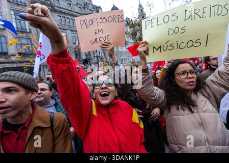Porto, Portugal. 11 décembre 2025. Les manifestants tiennent des pancartes pendant la grève générale nationale L'Avenida dos Aliados de Porto a été remplie de milliers de manifestants pendant la grève générale nationale au Portugal. Convoquée par les syndicats CGTP et UGT, la manifestation a réuni des enseignants, des architectes, des travailleurs culturels et des employés du commerce de détail contre les réformes du travail proposées. Crédit : SOPA images Limited/Alamy Live News Banque D'Images