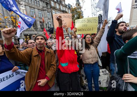 Porto, Portugal. 11 décembre 2025. Les manifestants tiennent des pancartes pendant la grève générale nationale. L'Avenida dos Aliados de Porto a été remplie de milliers de manifestants lors de la grève générale nationale du Portugal. Convoquée par les syndicats CGTP et UGT, la manifestation a réuni des enseignants, des architectes, des travailleurs culturels et des employés du commerce de détail contre les réformes du travail proposées. Crédit : SOPA images Limited/Alamy Live News Banque D'Images
