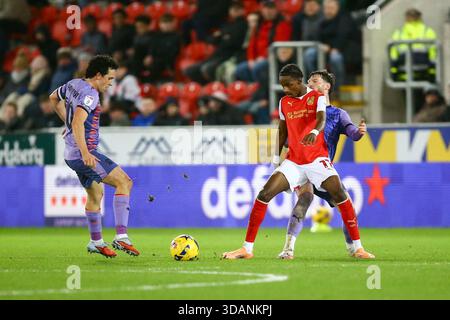 AESSEAL New York Stadium, Rotherham, Angleterre - 10 décembre 2025 George Honeyman (10 ans) de Blackpool et Ar'Jany Martha (11 ans) de Rotherham United bataille pour le ballon - pendant le match Rotherham United v Blackpool, Sky Bet League One, 2025/26, AESSEAL New York Stadium, Rotherham, Angleterre - 10 décembre 2025 crédit : Arthur Haigh/WhiteRosePhotos/Alamy Live News Banque D'Images