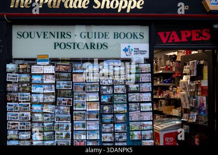 Boutique de souvenirs Cambridge avec cartes postales et guides pour les touristes ainsi que Vapes Banque D'Images