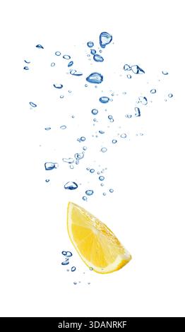 Coin de citron tombant dans l'eau sur fond blanc Banque D'Images