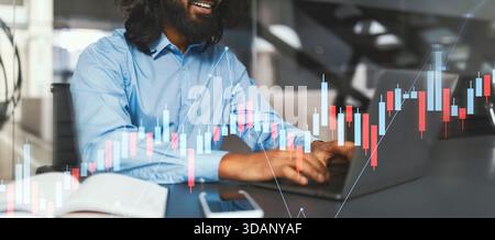 Professionnels types d'homme sur ordinateur portable dans le bureau moderne, engagés dans des tâches d'analyse commerciale Banque D'Images