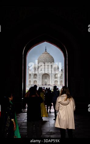 Majestueux premier aperçu du Taj Mahal à travers la Grande porte. (Série architecture moghole : photo 4) Banque D'Images