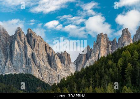 Majestueux sommets de Santa Maddalena dans les Alpes italiennes Banque D'Images