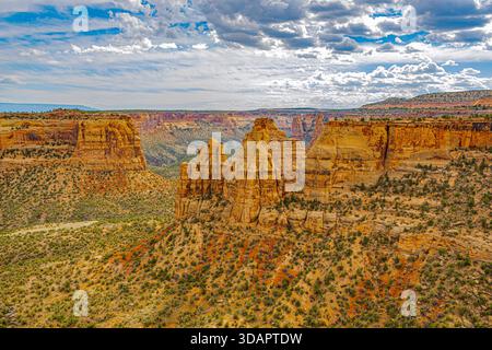 De hautes formations rocheuses de grès et des falaises de canyon en couches sous des nuages spectaculaires au Colorado National Monument, dans l'ouest du Colorado. Banque D'Images