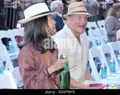 Los Angeles, États-Unis. 11 décembre 2025. (De gauche à droite) Laura Louie et Woody Harrelson à la James L. Brooks honorés avec Star sur le Hollywood Walk of Fame cérémonie tenue au 6910 Hollywood Blvd à Hollywood, CA le jeudi, ?11 décembre, 2025. (Photo de Sthanlee B. Mirador/Sipa USA) crédit : Sipa USA/Alamy Live News Banque D'Images