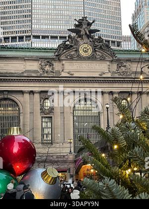 Pershing Square en face du terminal Grand Central est décoré avec des ornements géants de sapin de Noël, New York City, USA 2025 Banque D'Images