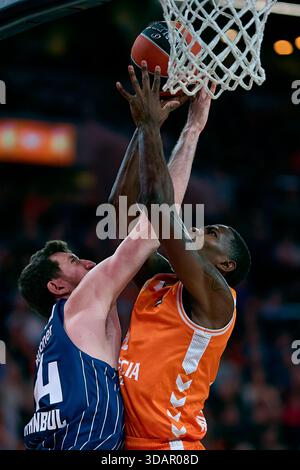 Valencia, Espagne. 11 décembre 2025. Omari Moore (R) de Valence affronte Ercan Osmani de Anadolu Efes Istanbul lors du match de basket Euroleague entre Valence et Anadolu Efes Istanbul à Valence, Espagne, le 11 décembre 2025. Crédit : Str/Xinhua/Alamy Live News Banque D'Images