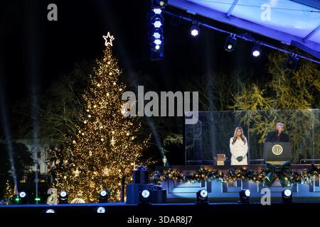 L'arbre de Noël national s'illumine à côté de la scène principale lors de la cérémonie annuelle d'éclairage de l'arbre de Noël à laquelle assistent le président Donald Trump et la première dame Melania Trump. Washington, D.C. le 4 décembre 2025. Image reproduite avec l'aimable autorisation de la Maison Blanche. Banque D'Images