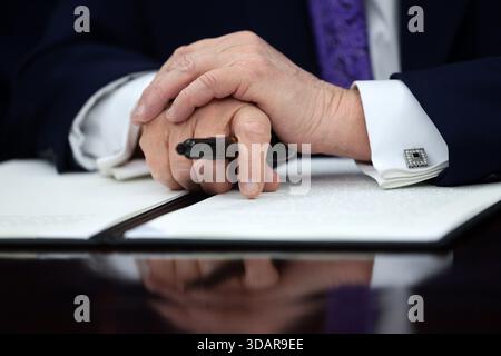 Washington DC, États-Unis. 11 décembre 2025. Le président des États-Unis Donald J Trump lors d’une cérémonie de signature sur l’intelligence artificielle dans le bureau ovale de la Maison Blanche à Washington, DC, États-Unis, le 11 décembre 2025. Crédit : Shawn Thew / Pool via CNP / MediaPunch Banque D'Images